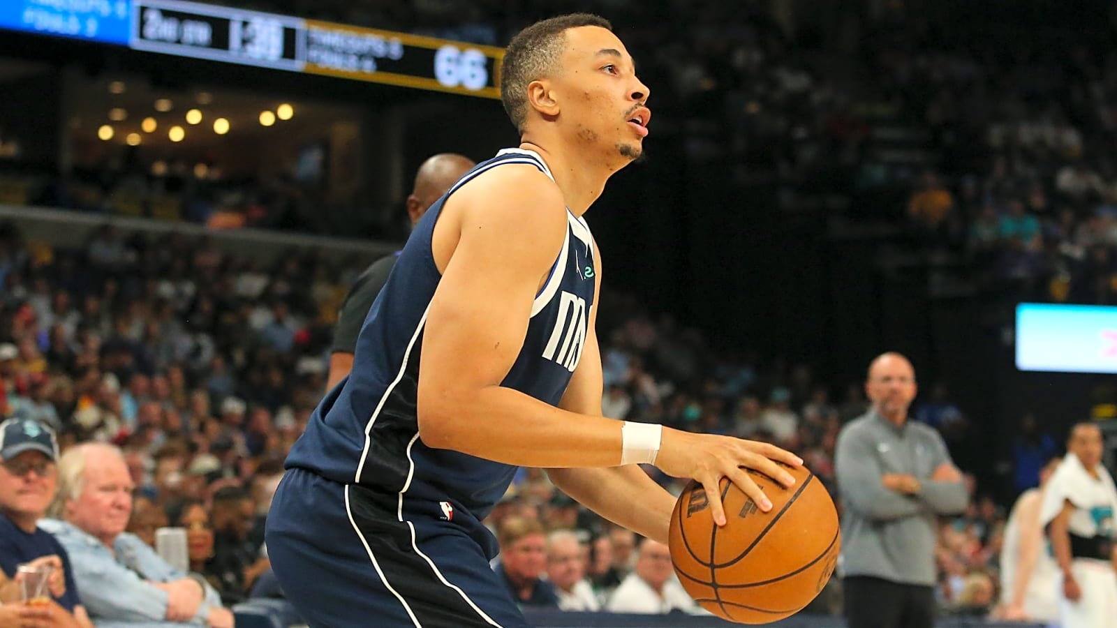 Mavericks re-sign former first-round pick