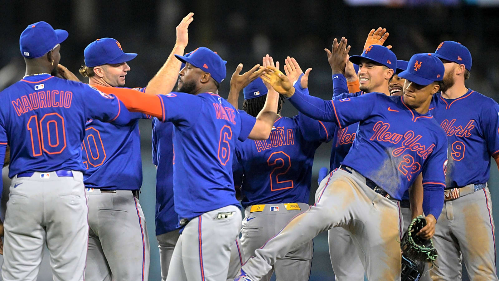 Fan runs onto field at Dodger Stadium and Mets players loved it