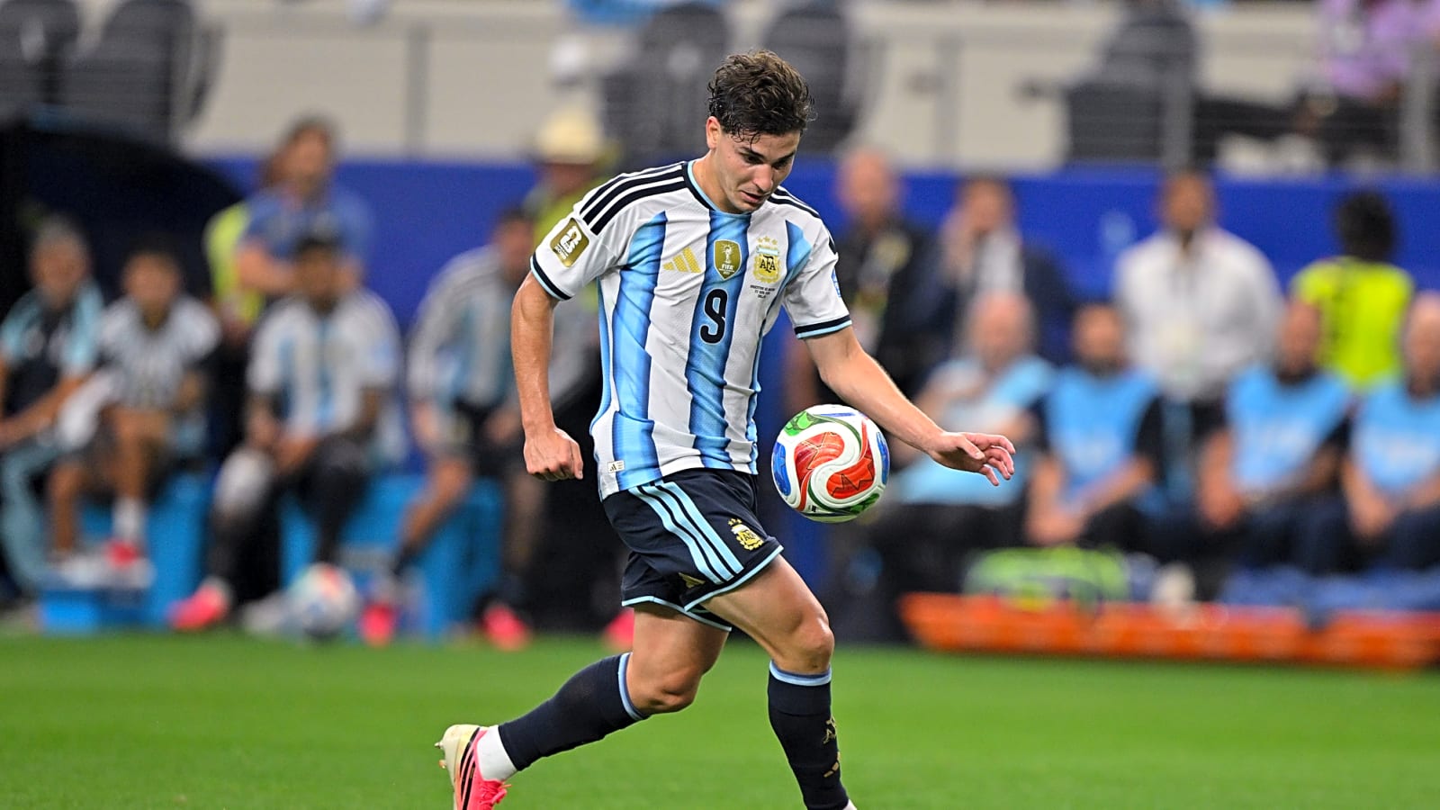 Manchester United in contact with agent of Julian Alvarez