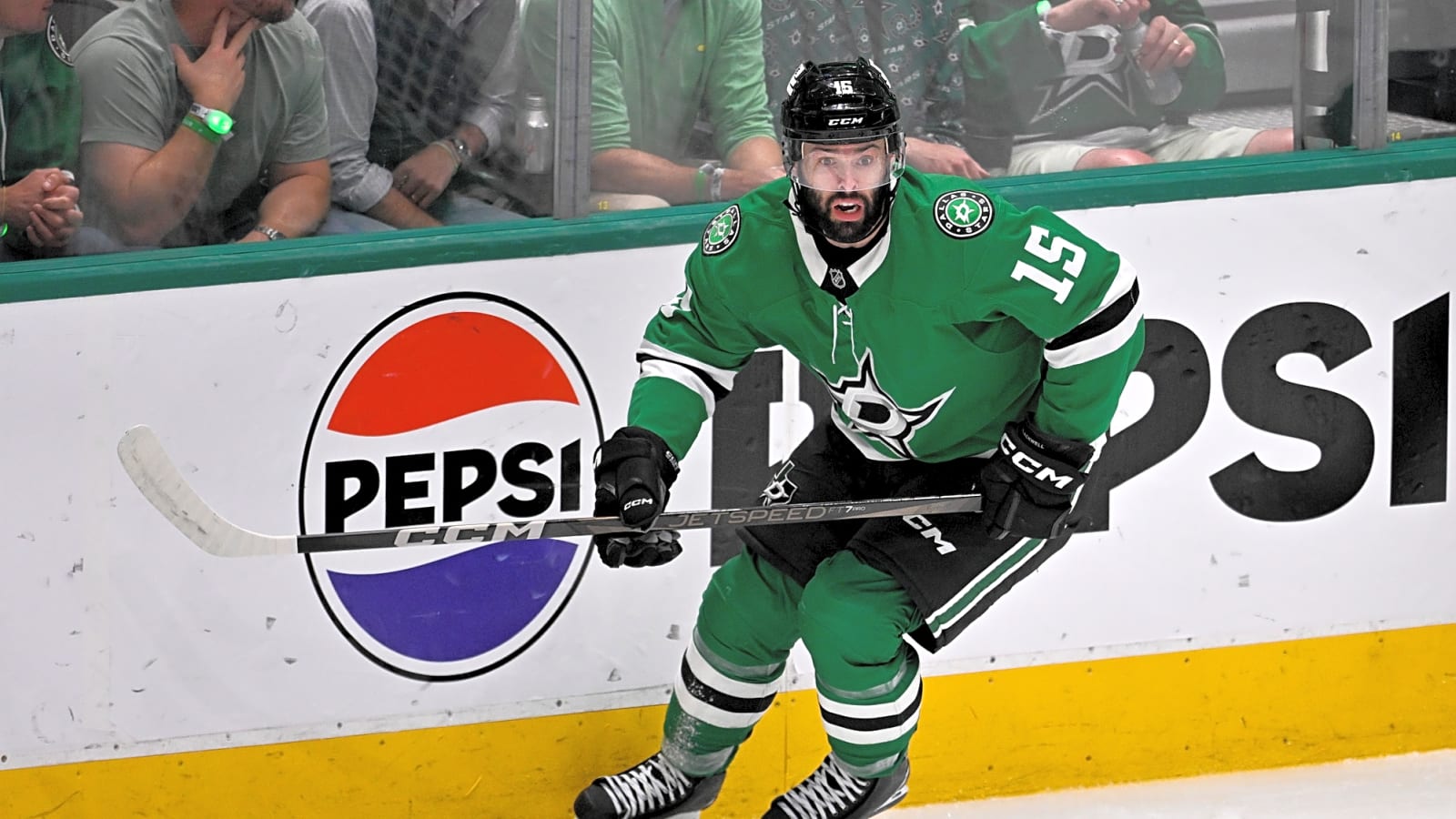 Stars sign versatile center to two-year deal