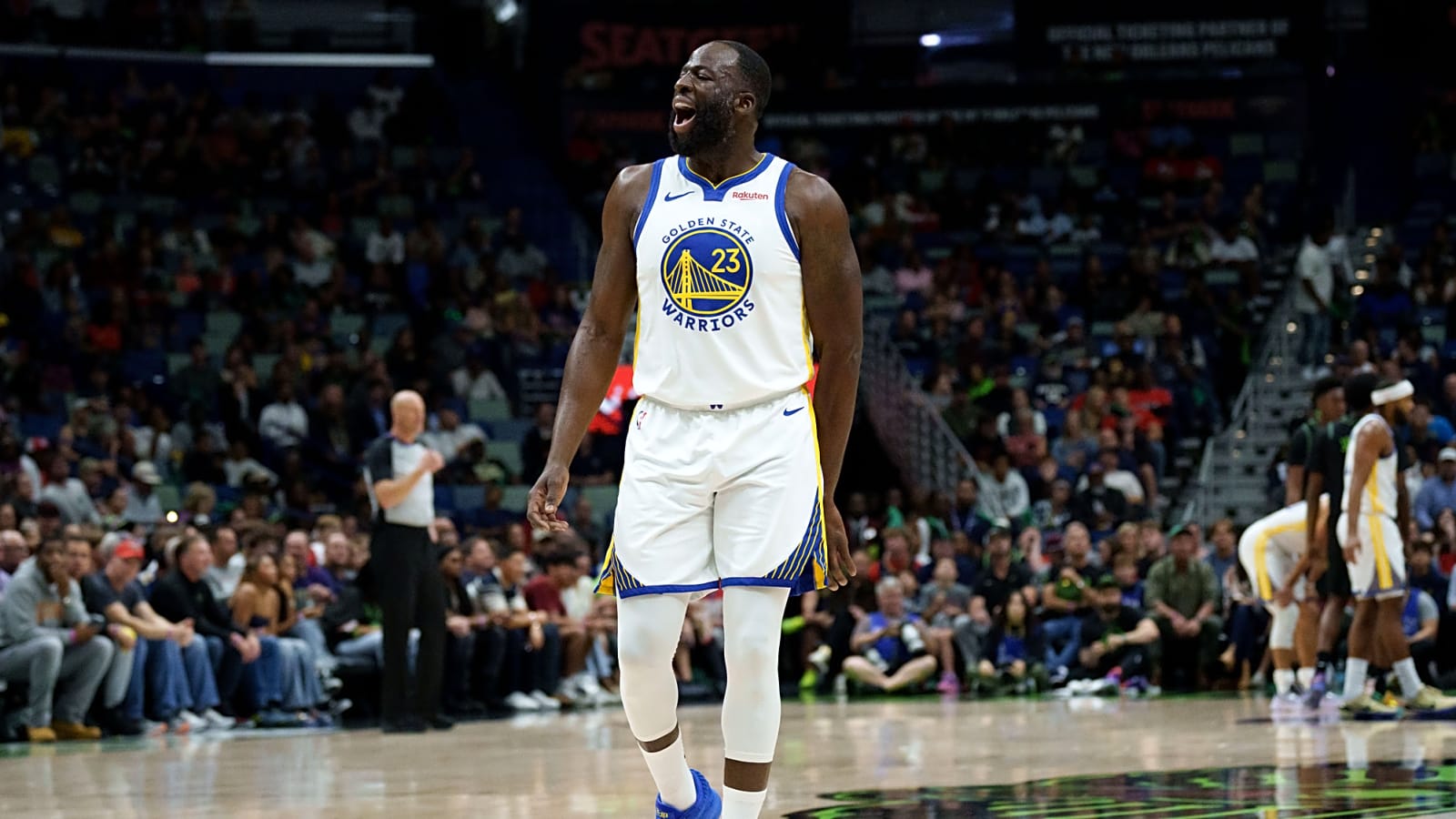 Draymond Green confronts a Pelicans fan during game