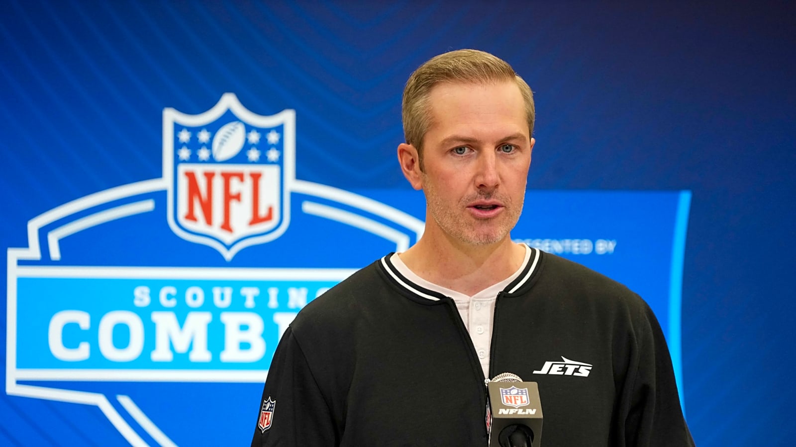 Do the NY Jets need to sign another quarterback?
