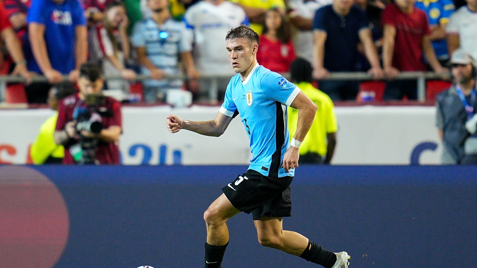 Erik ten Hag officially reunites with midfielder