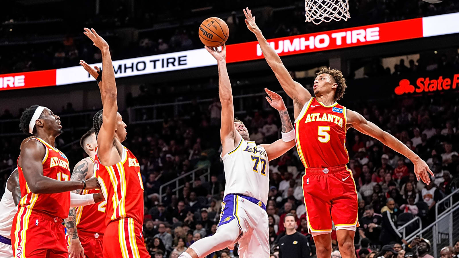 Shorthanded Hawks demolish Lakers in Atlanta