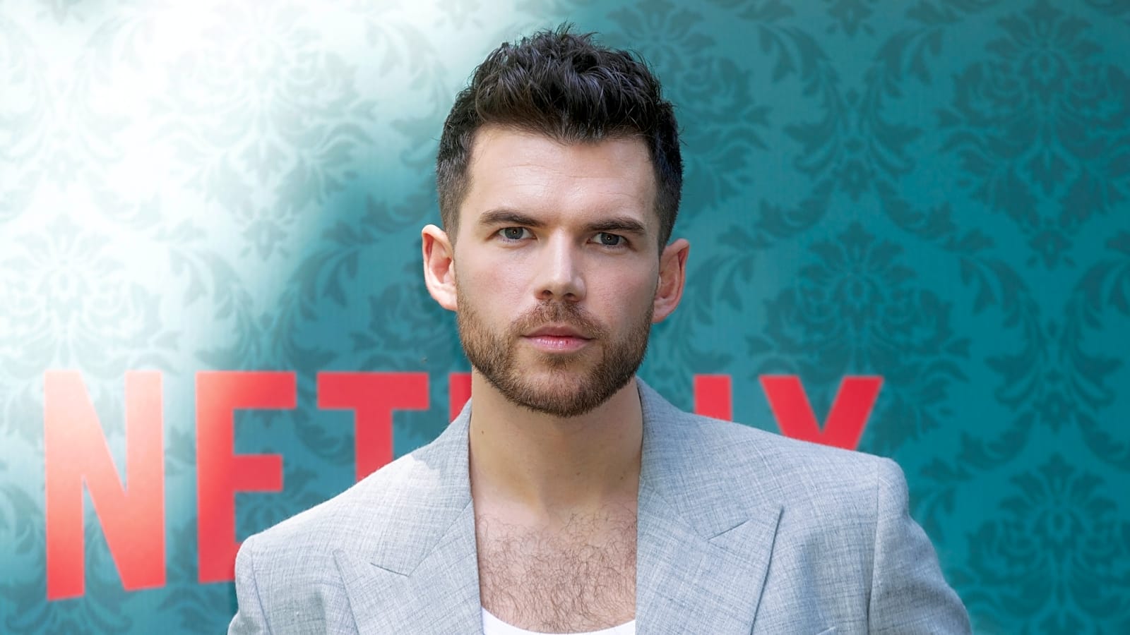 Luke Newton to star in off-broadway production of &#39;House of McQueen&#39;