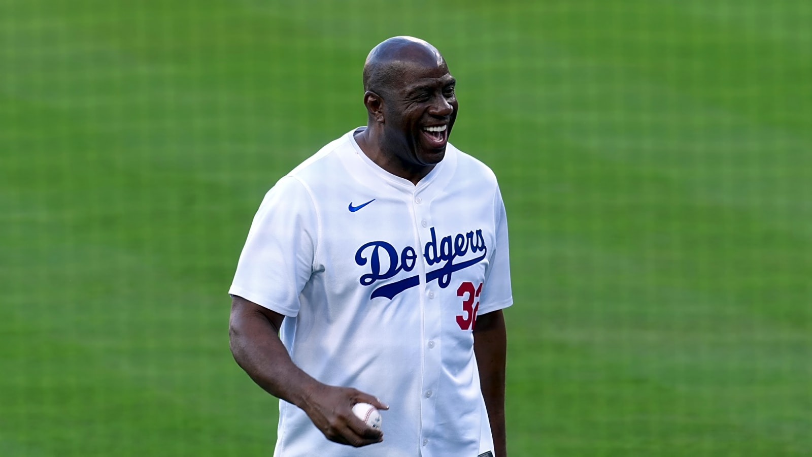 Magic Johnson earns his 18th championship ring