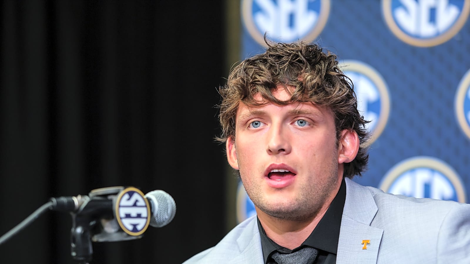 Vols senior details how one of Tennessee&#39;s quarterbacks is &#39;calling people out at practice&#39;