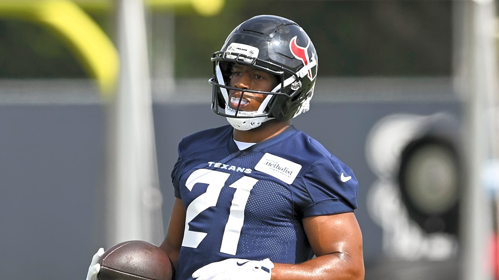 Nick Chubb signs with Texans, Cowboys stay quiet