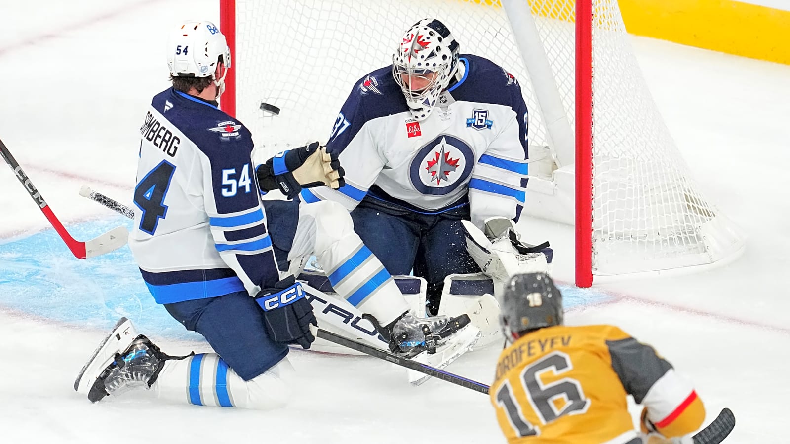 Jets’ Hellebuyck Has a Problem He Didn’t See Coming