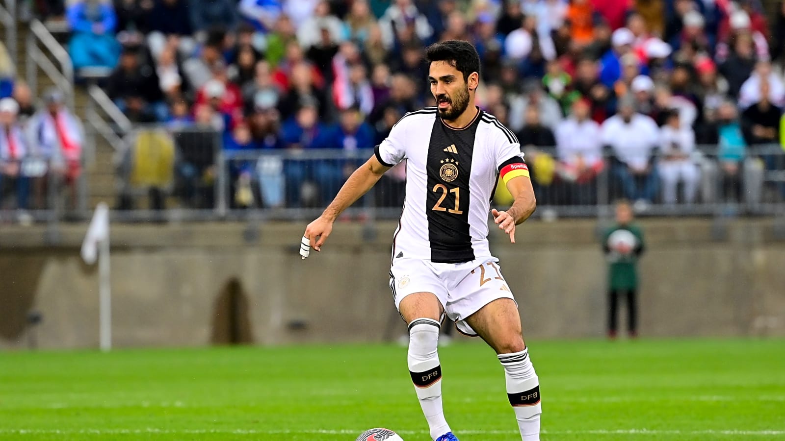 Is a midfielder on the verge of leaving Manchester City for Galatasaray?