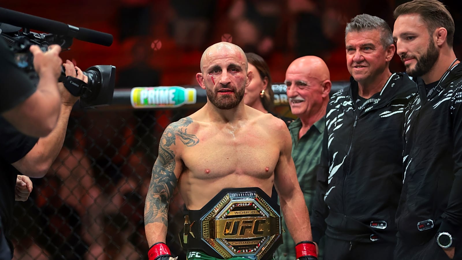 'Wrestle the Bloke' – Alexander Volkanovski Frustrated with Charles Oliveira Game Plan against Ilia Topuria