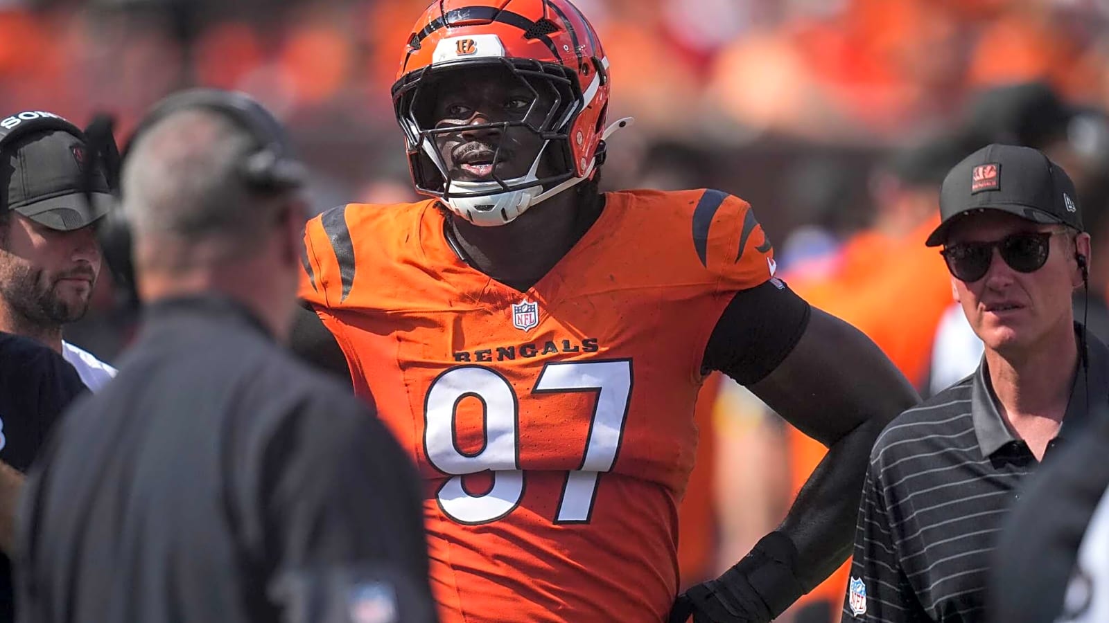 Bengals to place rookie DE on IR