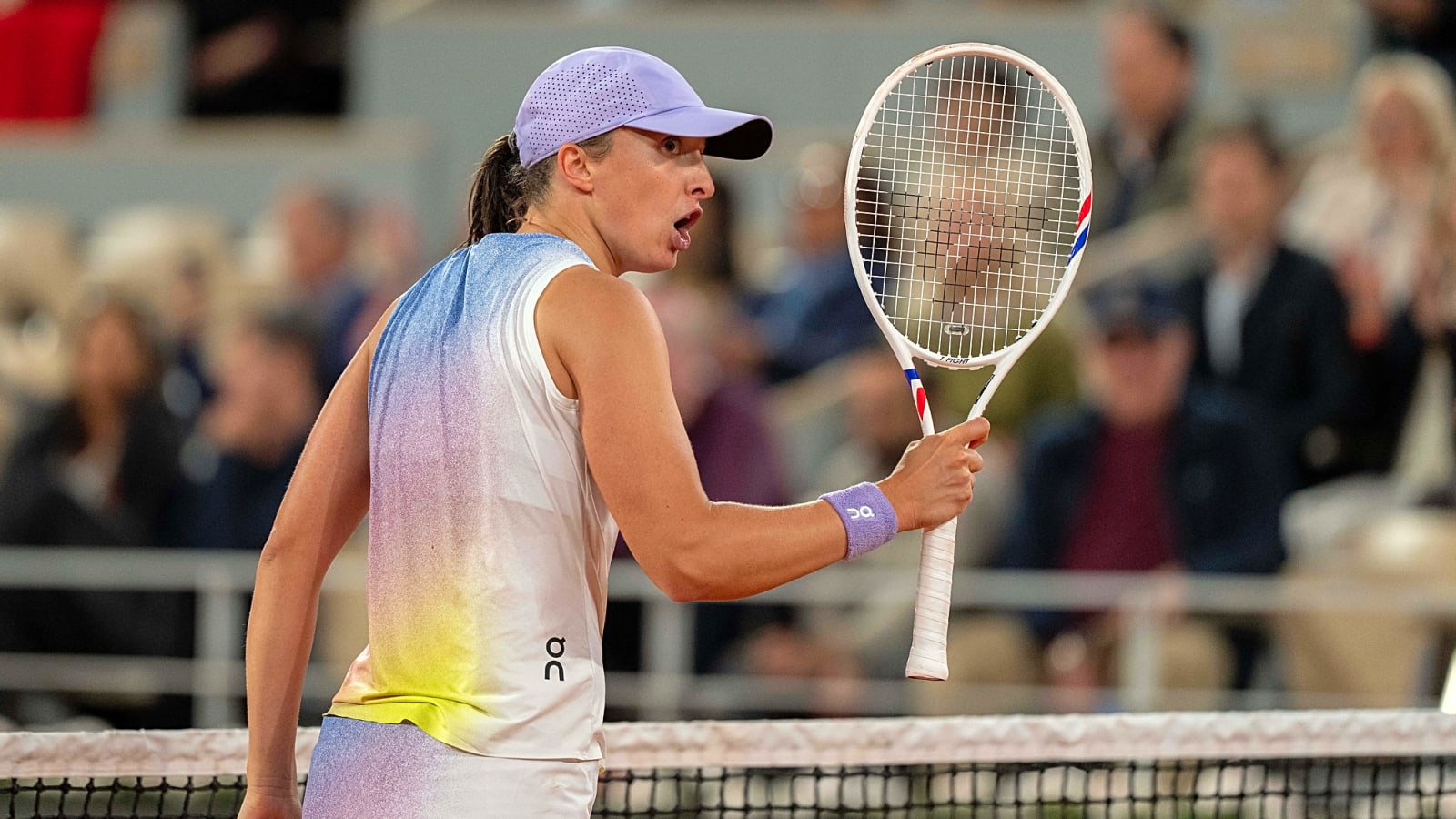 Iga Swiatek overcomes early test against Polina Kudermetova to advance at Wimbledon