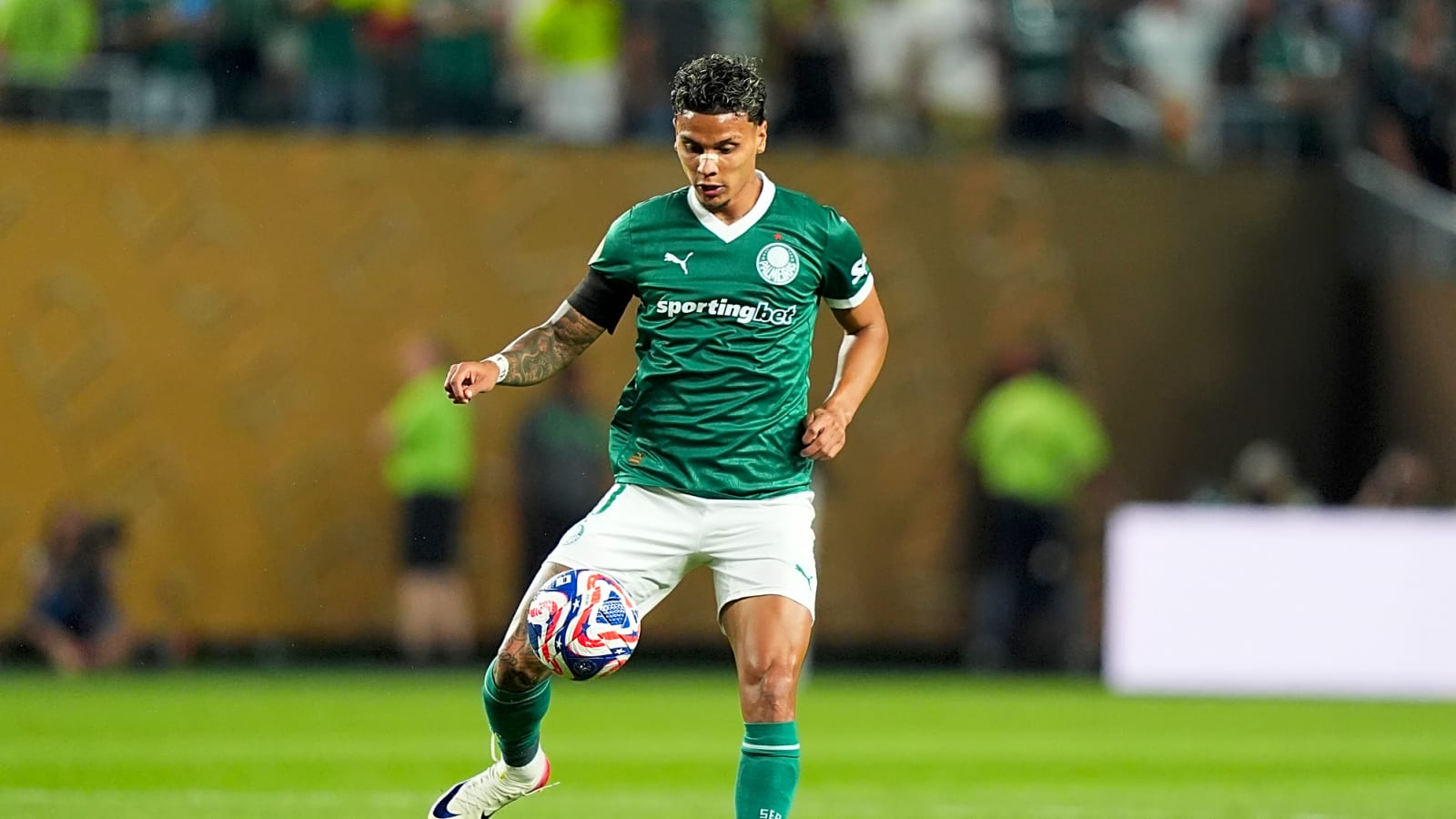Manchester United Make Approach to Sign Hidden Gem Midfielder