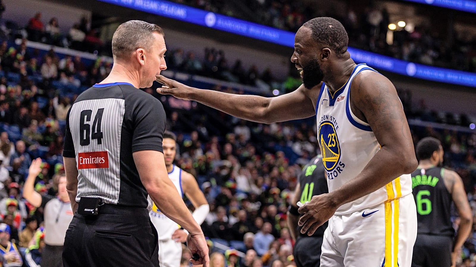 Draymond Green pulls an unusual move on DeAndre Jordan during game