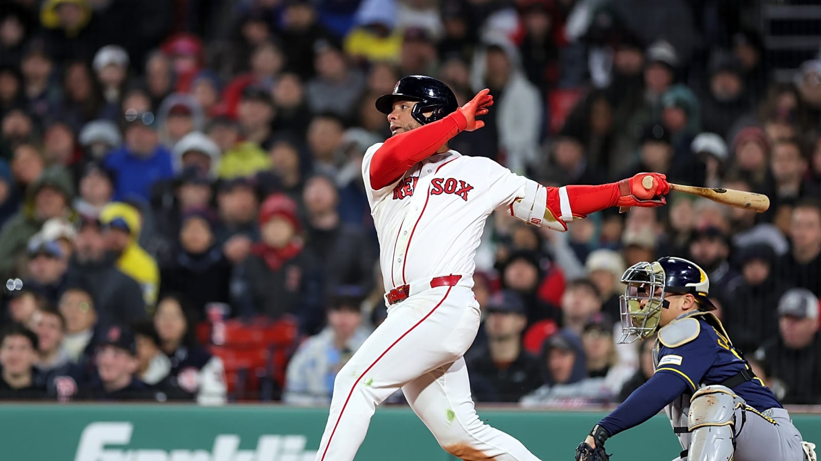 Willson Contreras threatens to injure a Brewers player