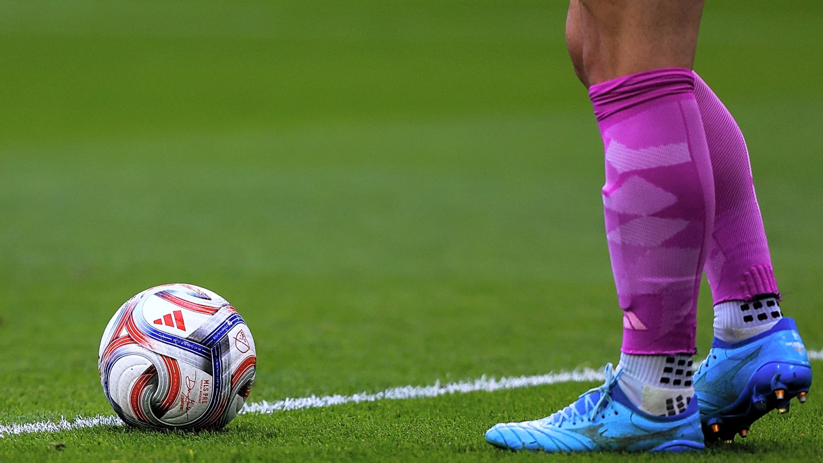 Liverpool and Chelsea ready to pay over €60m Barcelona target who idolises the Reds