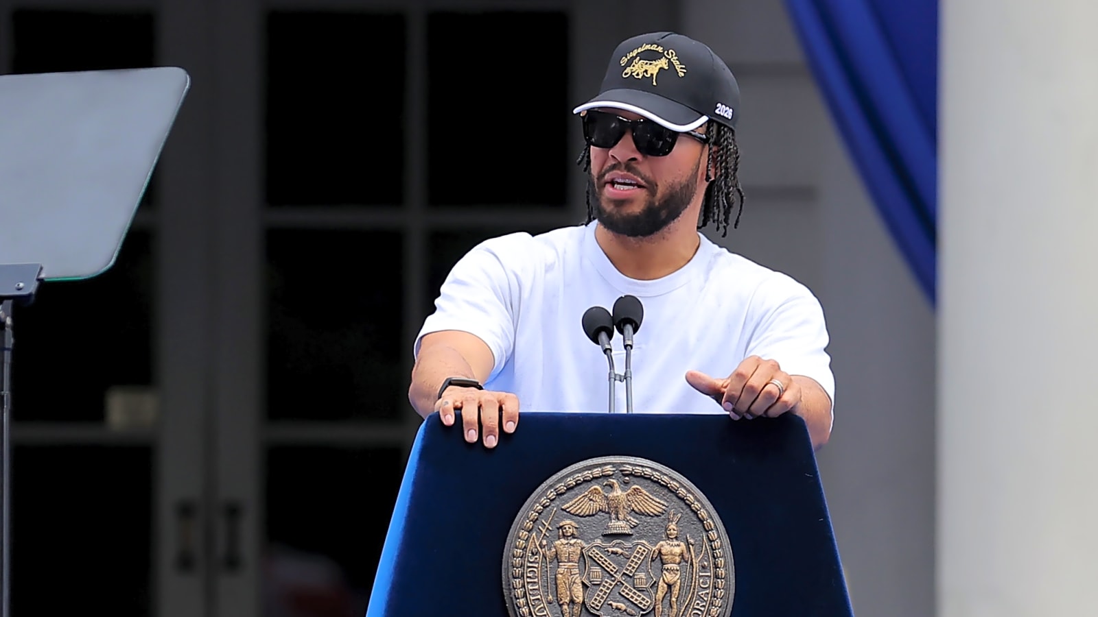 Jalen Brunson hilariously shuts down Giants helmet autograph request