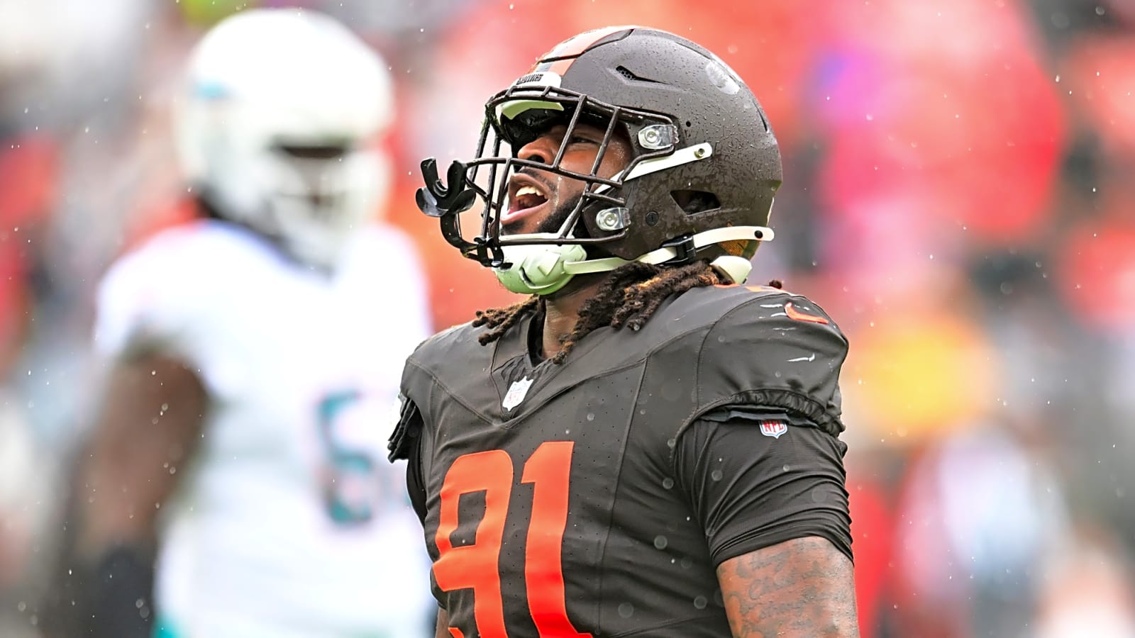 Browns to extend DE Alex Wright