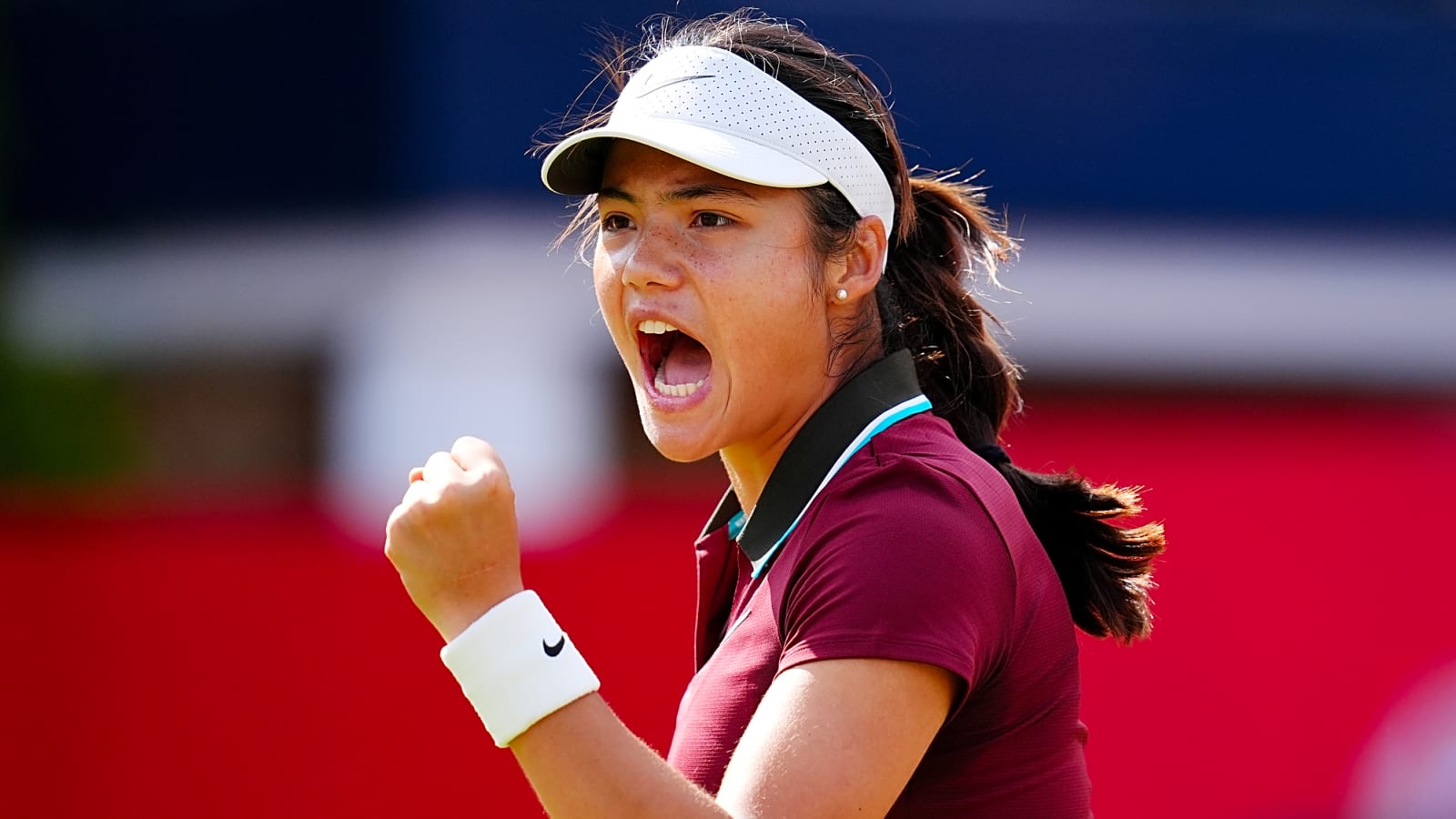 Emma Raducanu begins grass season with convincing victory at Queen&#39;s