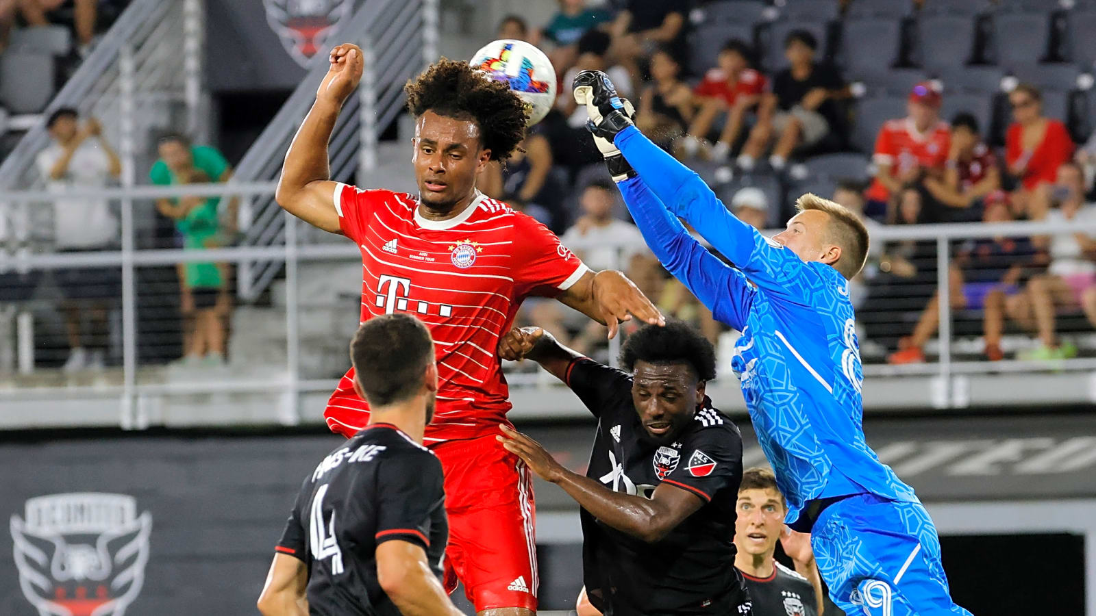 Joshua Zirkzee receives setback amid AS Roma transfer links