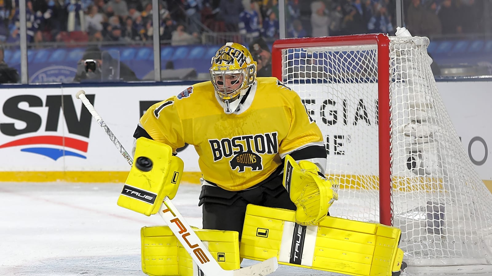 Goalie battle at the Stadium Series
