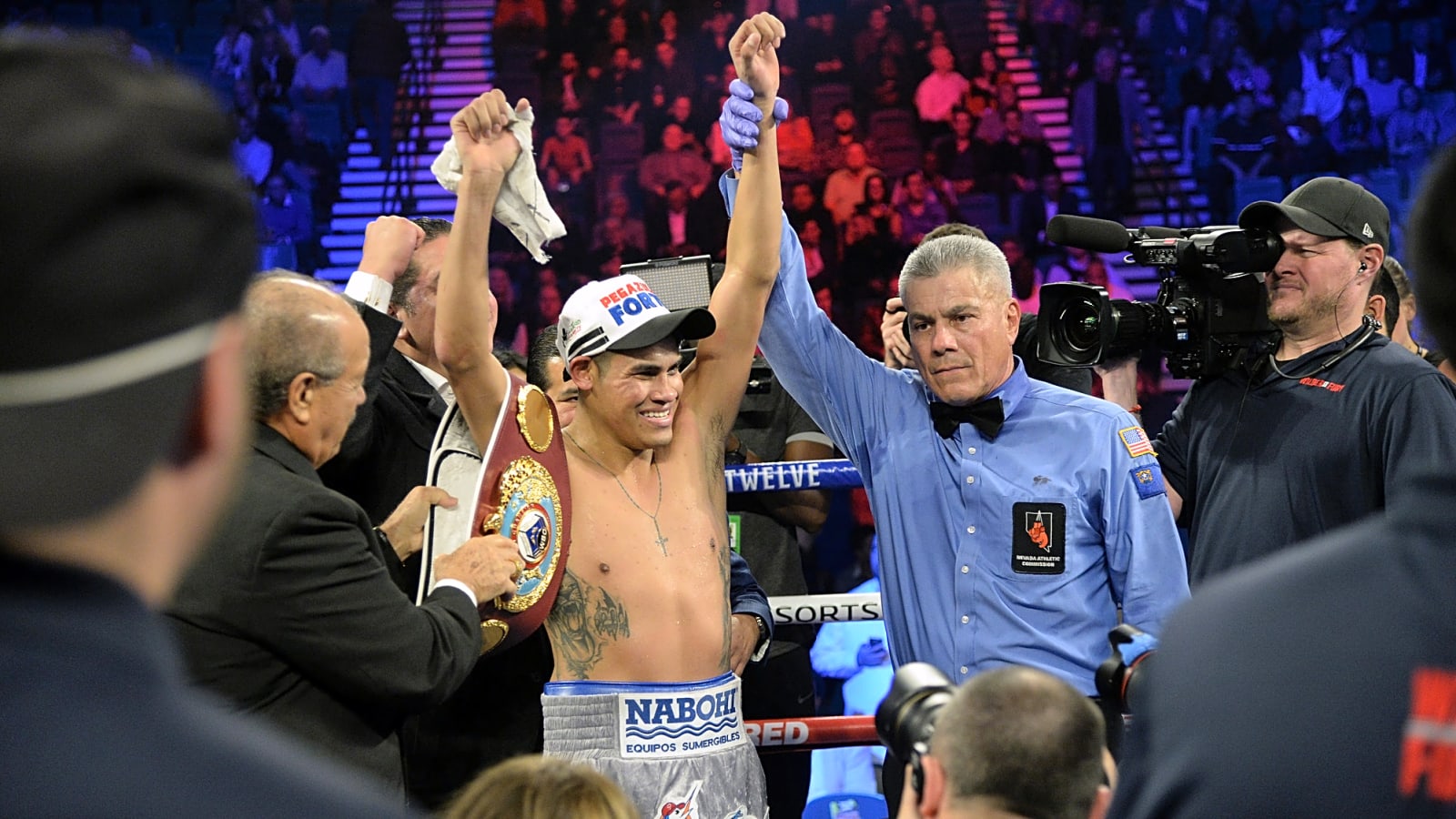 Navarrete Beats Suarez In Controversial Technical Decision