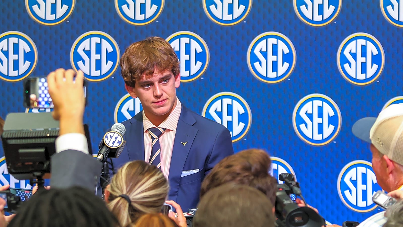 Arch Manning responds to question about &#39;the real UT&#39; and arguing with Peyton Manning about Texas vs Tennessee