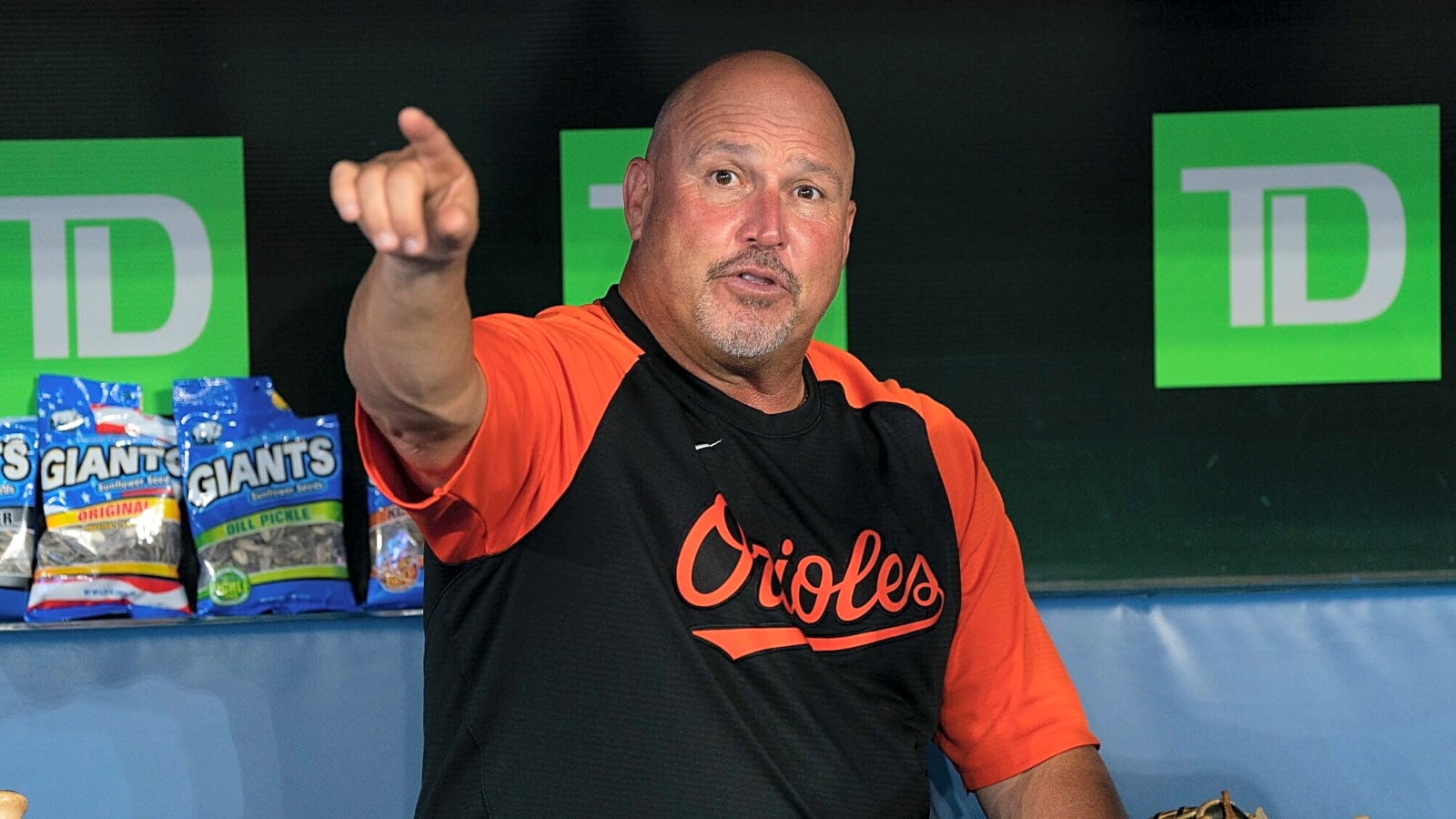 Braves bring back former manager as new third base coach