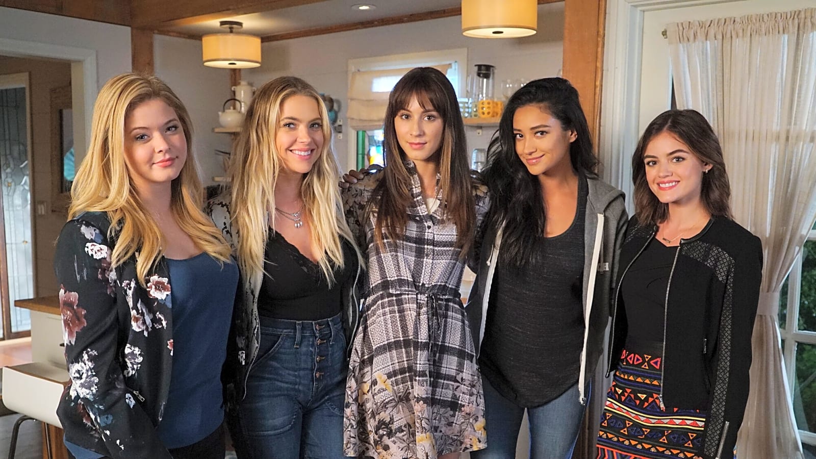 The creator and cast of &#39;Pretty Little Liars&#39; reveal if they would be open to a reunion