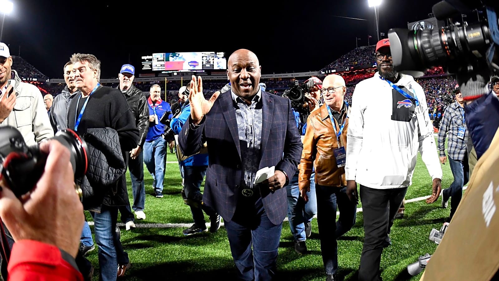 Buffalo legend Thurman Thomas, Carhartt honor men and women of Bills&#39; new stadium