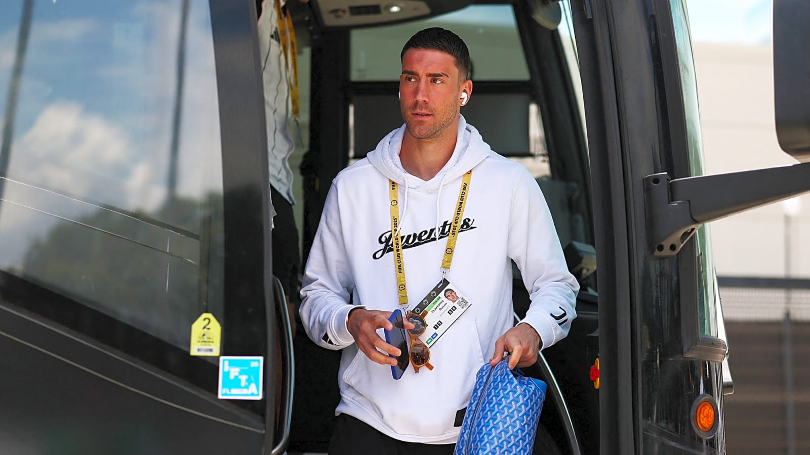 Manchester United trail PL rivals in the race for 25-year-old Serie A star