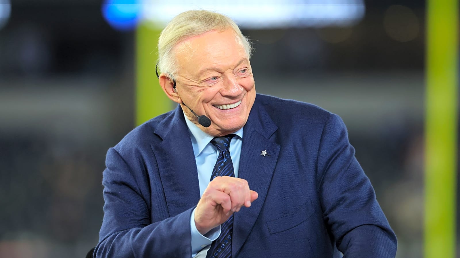 Jerry Jones, Cowboys get rave reviews for sneaky signing