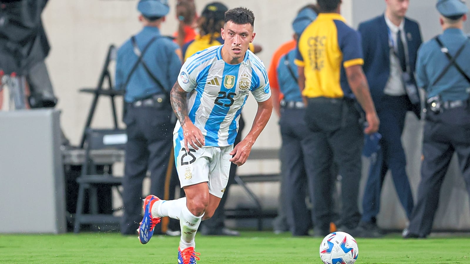 Lisandro Martinez challenges Paul Scholes