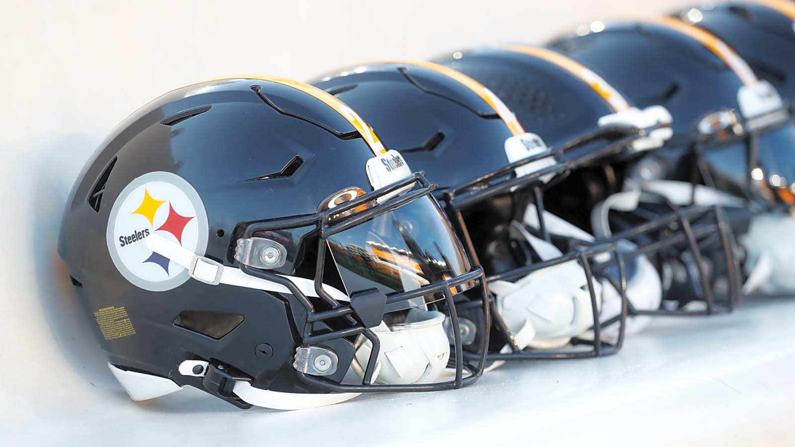 Steelers still exploring an addition to WR corps