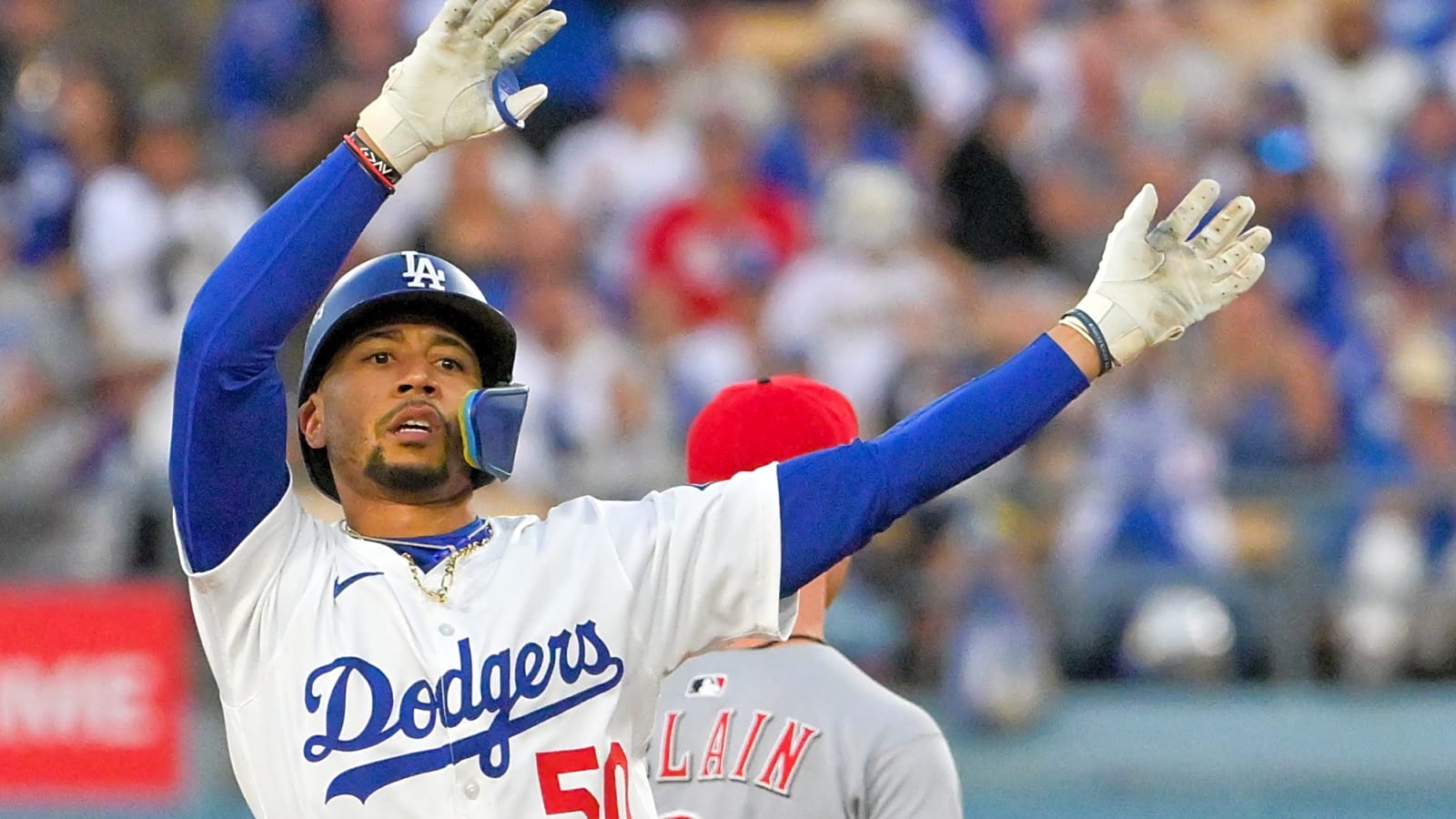 Mookie Betts' four-hit night sends Dodgers past Reds, into NLDS