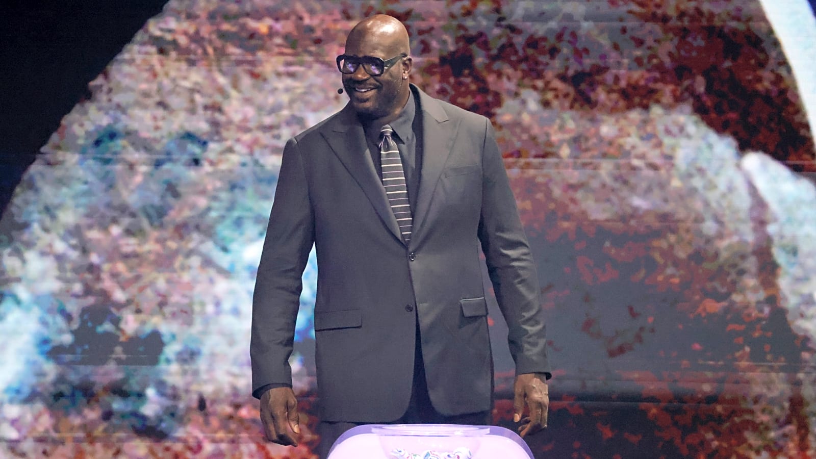 Shaquille O’Neal Makes His Move On Unsuspecting Strangers With Heartfelt Gesture