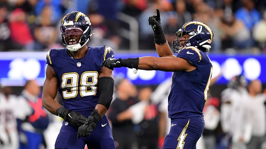 Odafe Oweh and the Commanders' Defense Swarm the Dolphins in Joint Practice | Burgundy Roundup