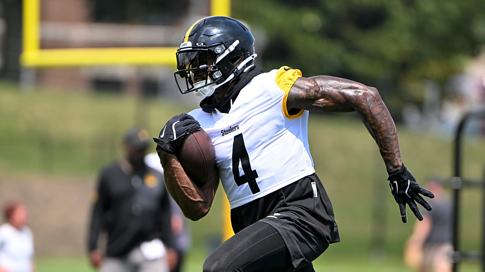 Steelers&#39; DK Metcalf Immediately Comes To The Defense Of Aaron Rodgers: 'Guy Gets A Lot Of Sh*t'