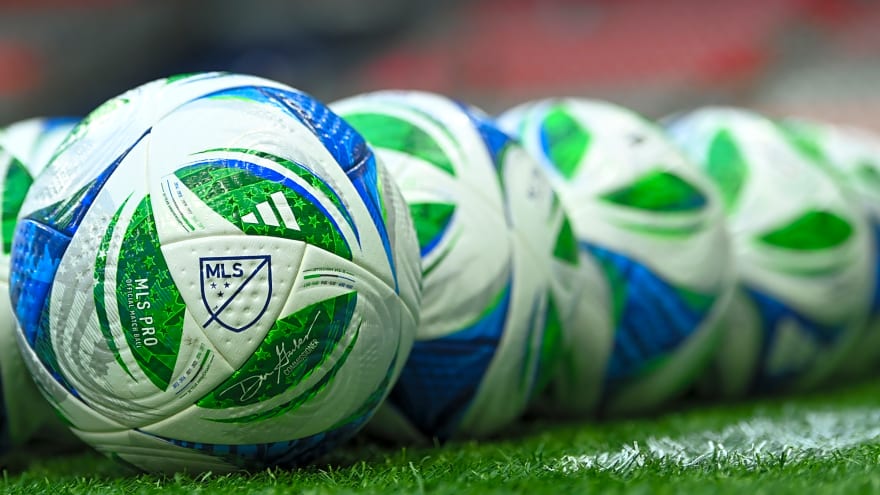 Manchester United midfielder suffers new injury 10 minutes into game