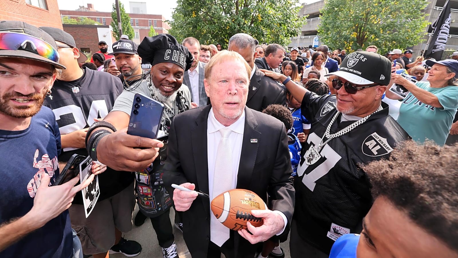 Aces owner Mark Davis rocks a pink wig to surprise A’ja Wilson