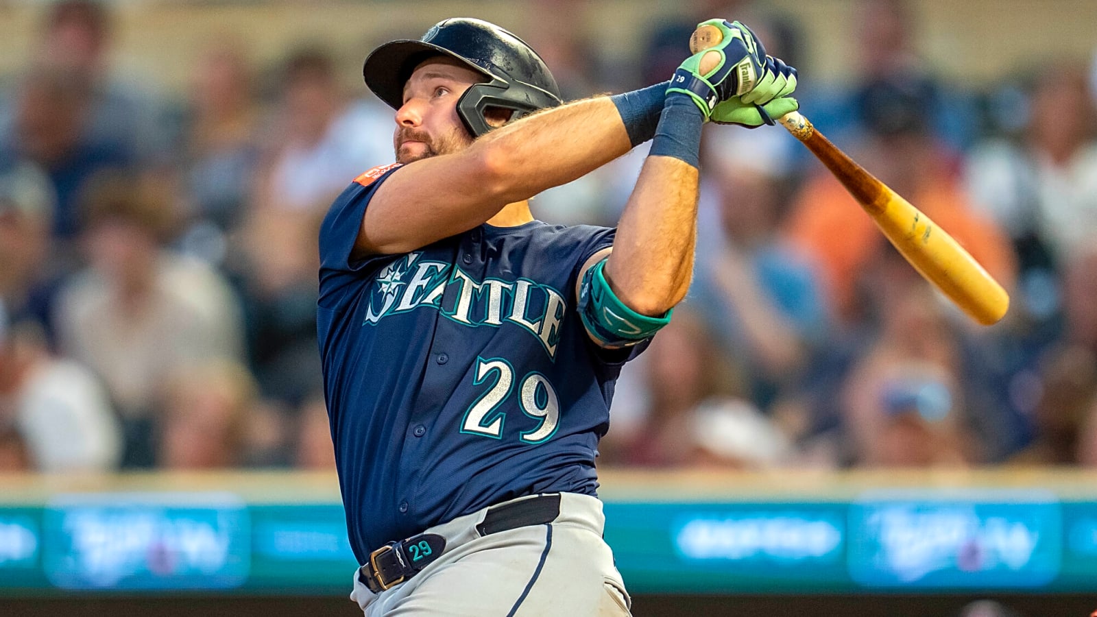 Mariners slugger officially enters Home Run Derby