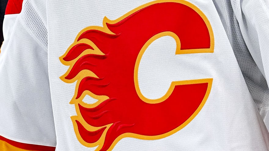 Calgary Flames sign Mike Benning to a one-year, two-way deal worth $850k