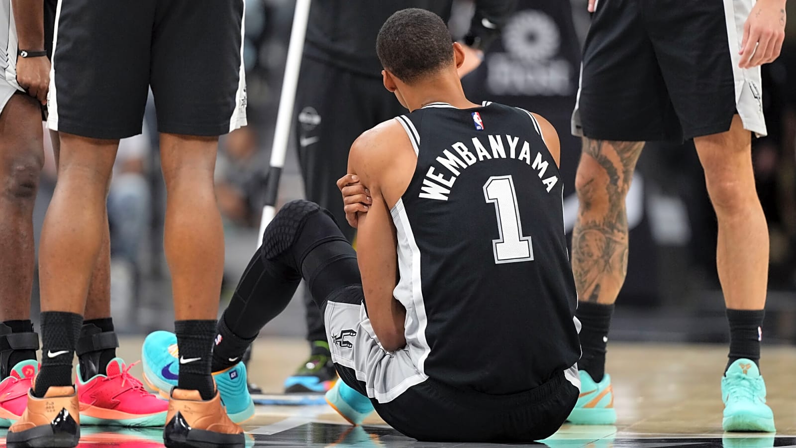 Victor Wembanyama Exits Monday’s Game With Rib Contusion