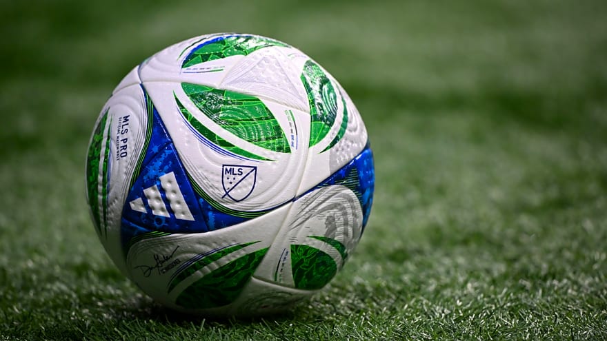 Manchester United captain suffers leg injury in game