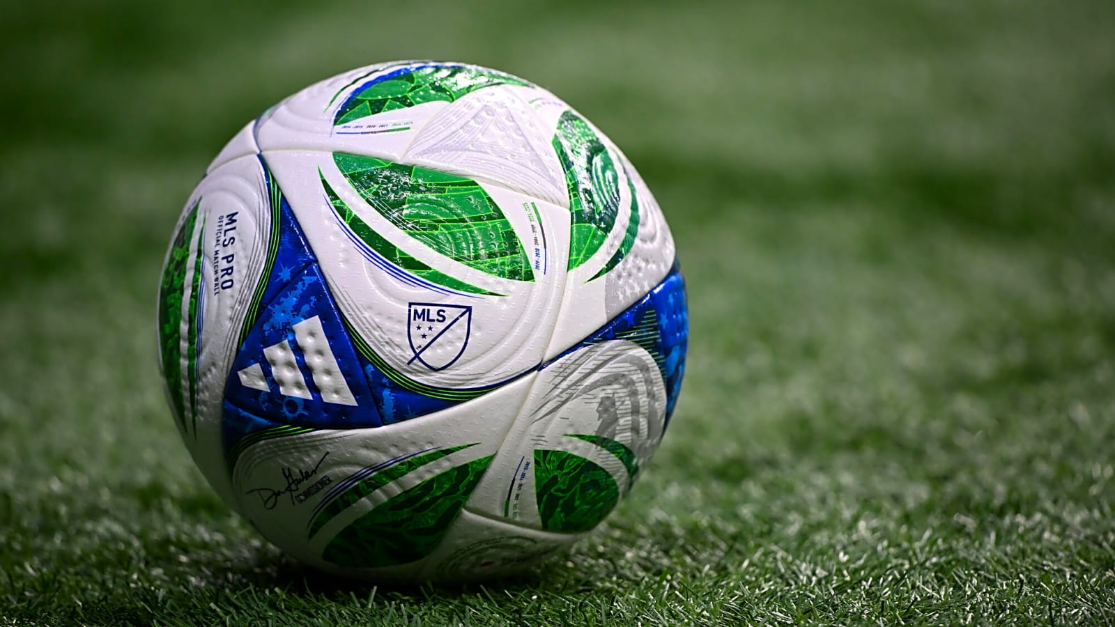 Manchester United captain suffers leg injury in game