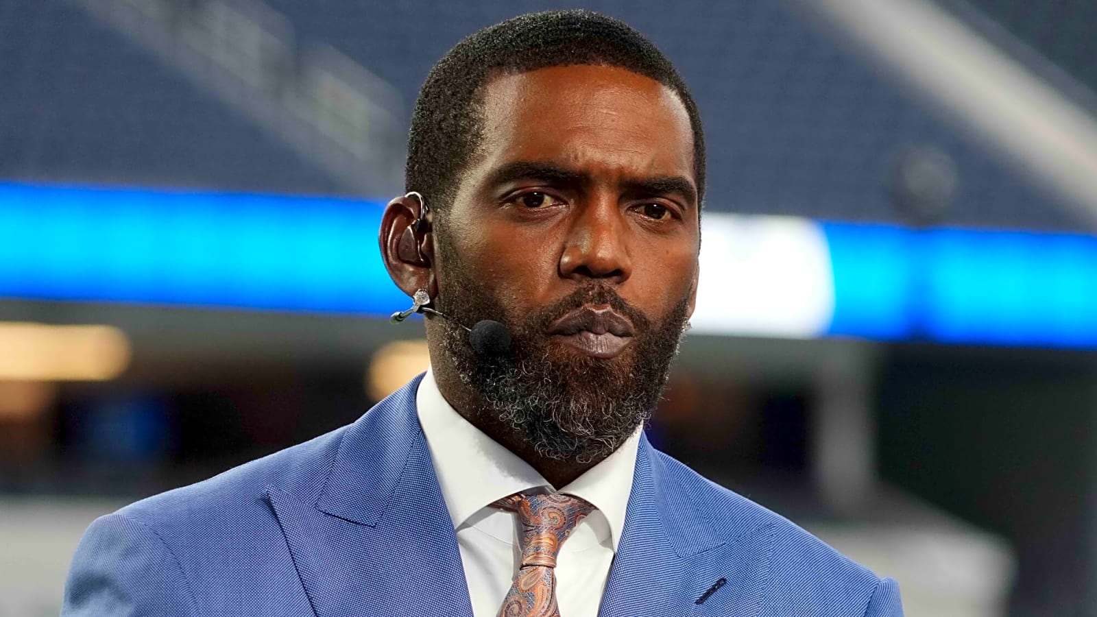 Randy Moss rings bell, signals completion of cancer treatment