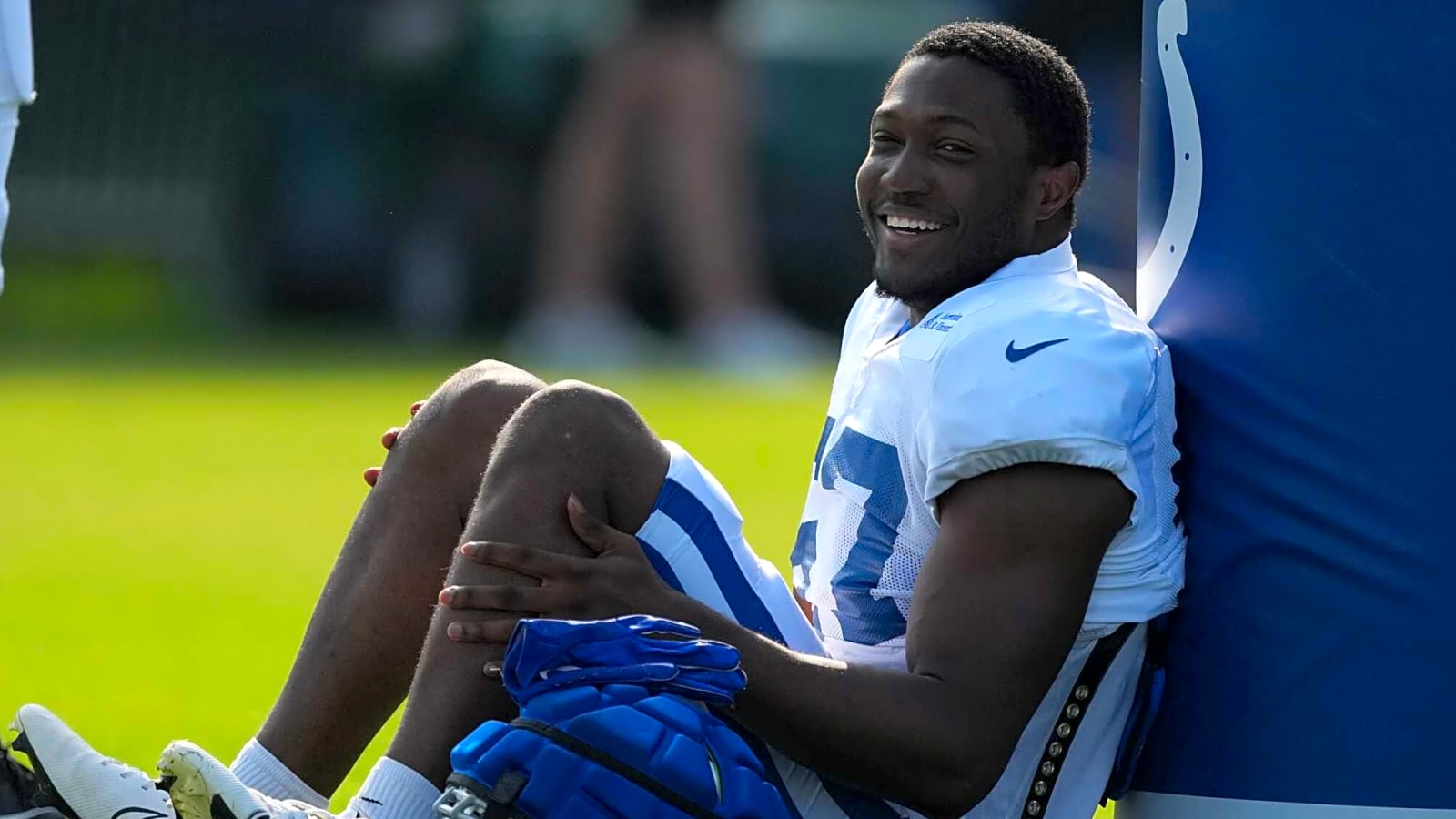 Colts LB Jaylon Carlies expected to start
