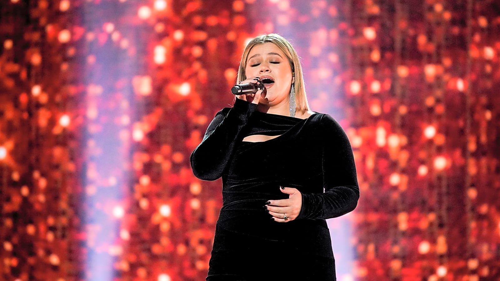 Kelly Clarkson postpones the start of her Las Vegas residency hours before it kicked off