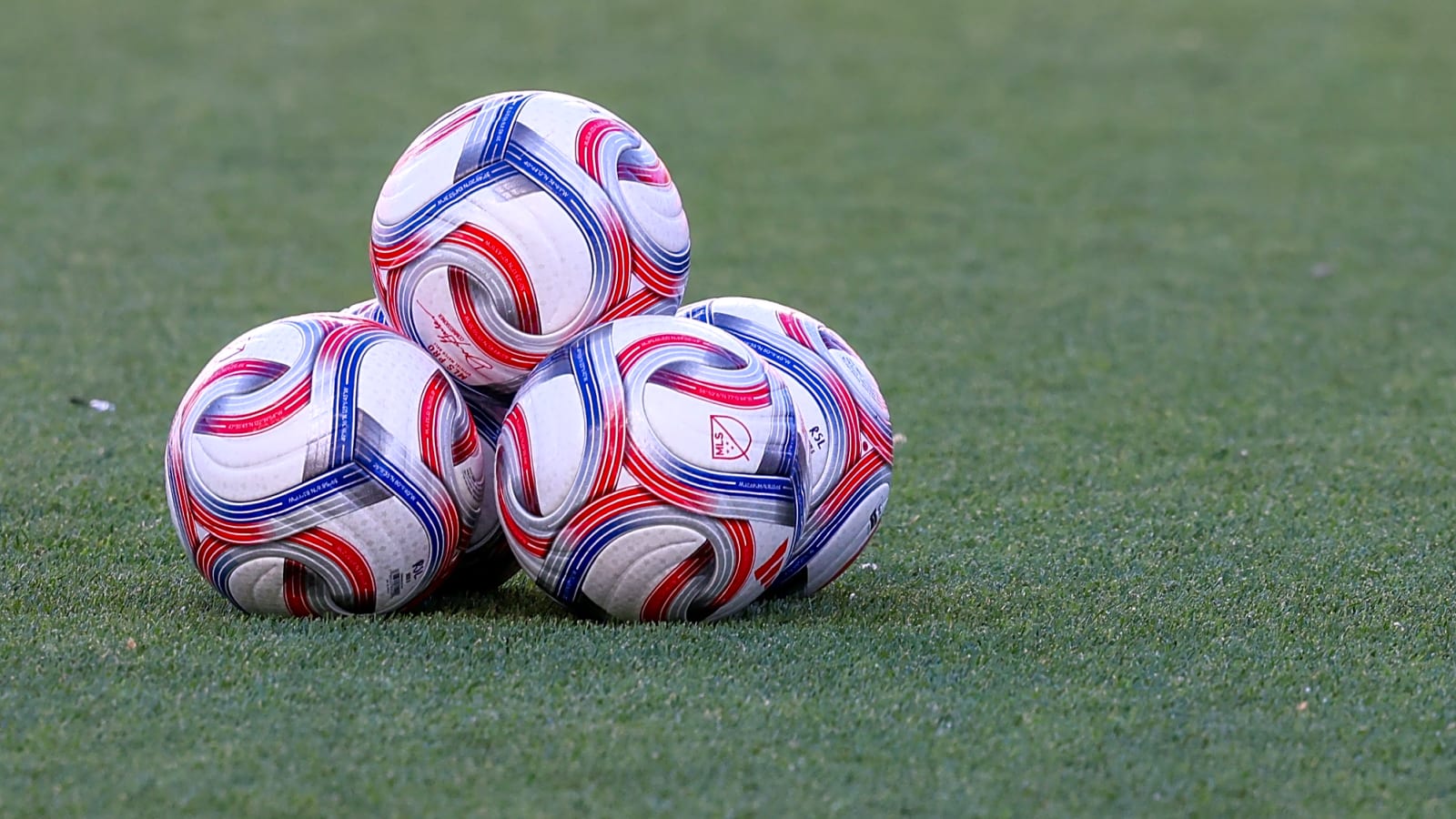 Manchester United midfielder to miss rest of 2025/26 season with injury